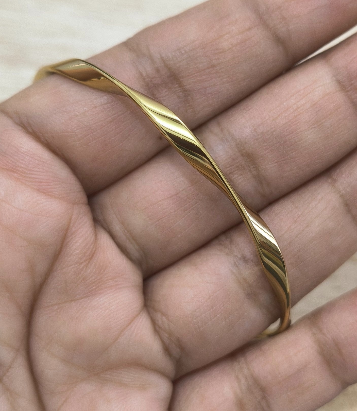 Anti Tarnish Bangle Twisted Wave Shape 18K Gold Plated