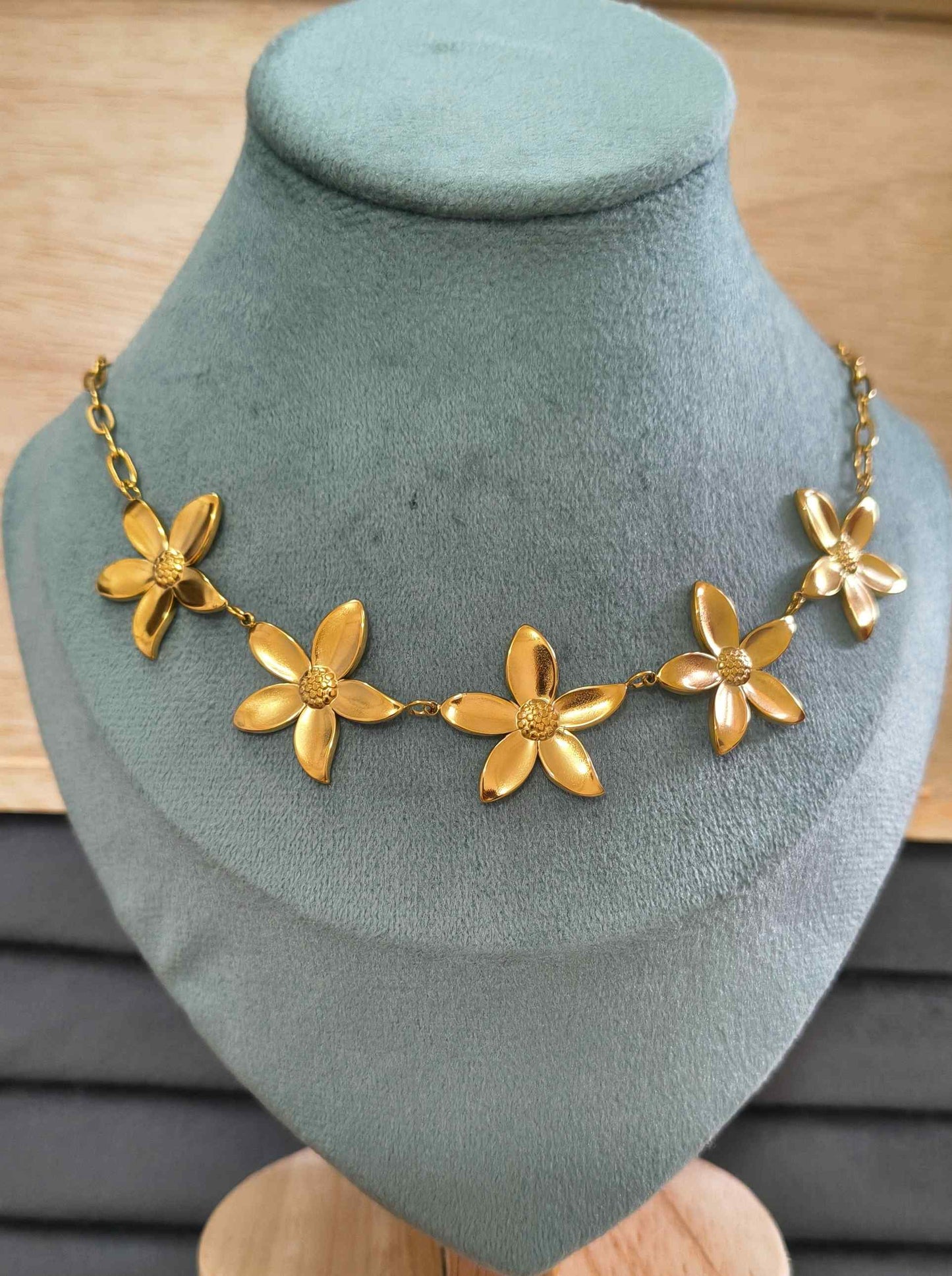 Anti Tarnish Beach Vibe Flower Necklace 18K Gold Plated