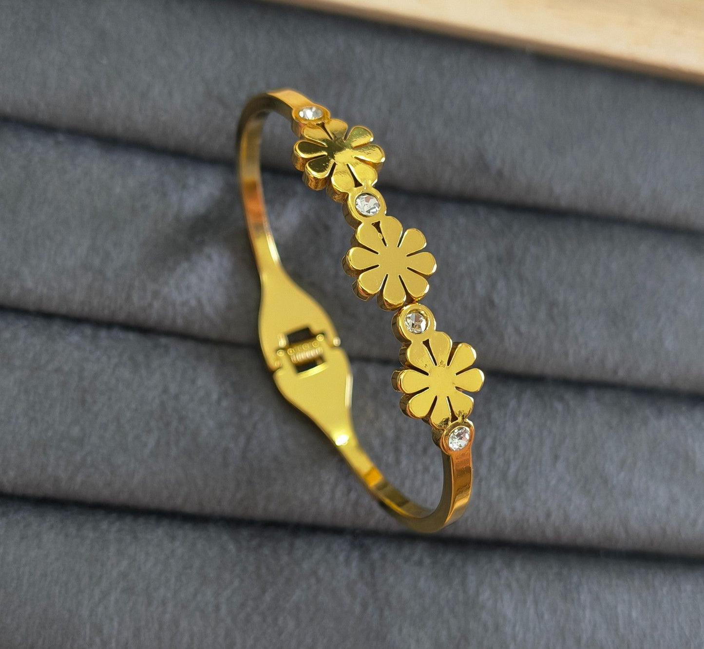 Anti Tarnish Bracelet Daisy Flower 18K Gold Plated