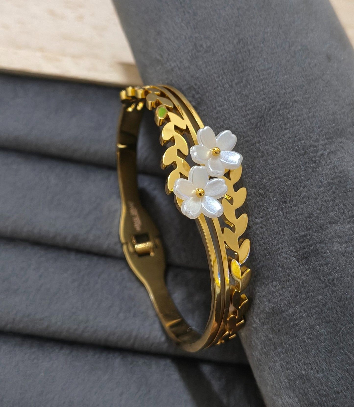 Anti Tarnish Bracelet Daisy White Floral 18K Gold Plated