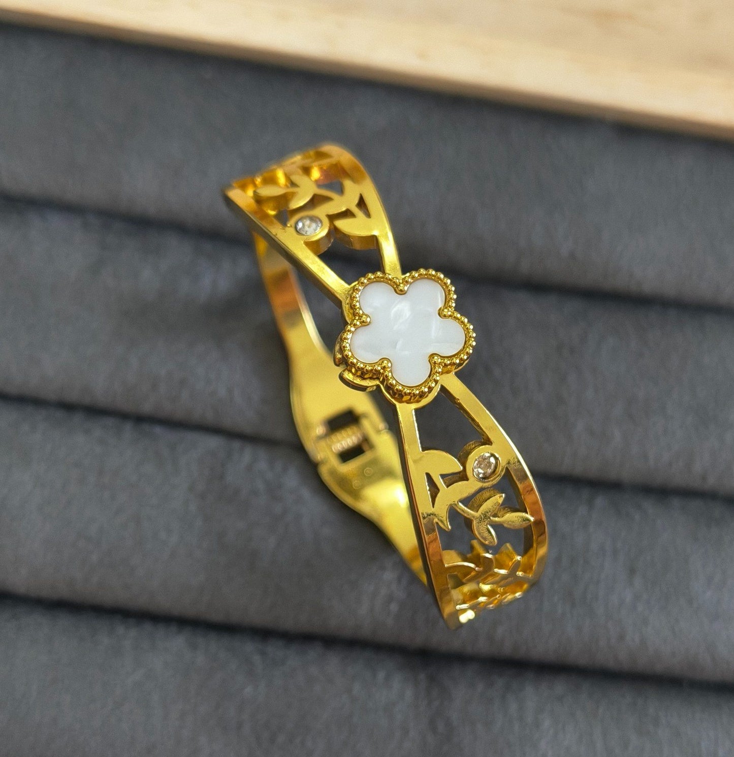 Anti Tarnish Bracelet White Clover 18K Gold Plated