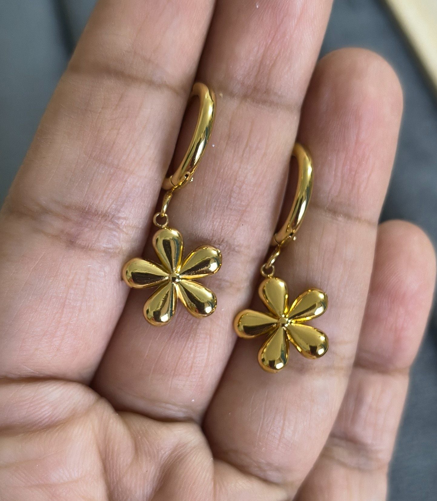 Anti Tarnish Earrings Cute Flower Dangler 18K Gold Plated