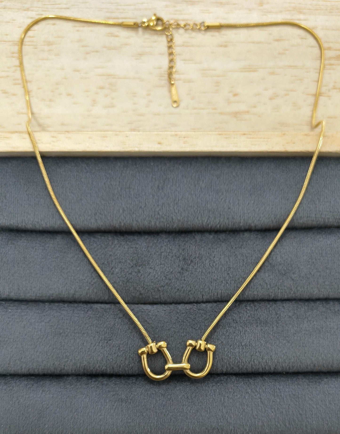Anti Tarnish Horseshoe Pendant Necklace 18K Gold Plated