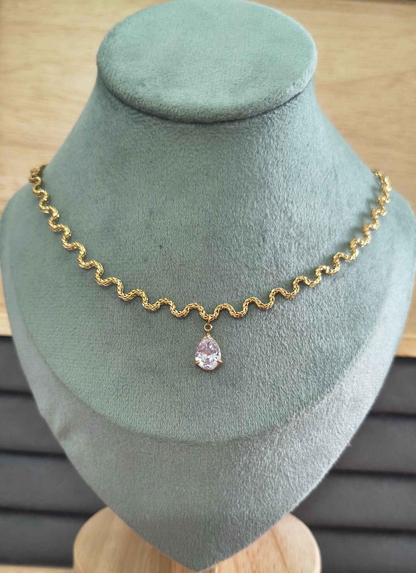 Anti Tarnish Necklace Wavy Chain with Solitaire Pendant 18K