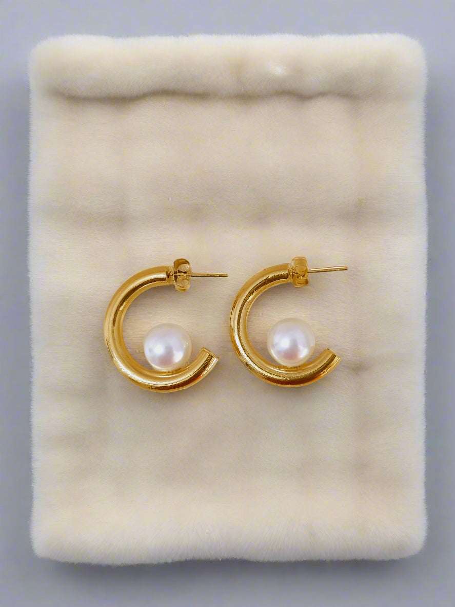 Anti tarnish Hoop Style round Earrings with Shiny Pearl in Centre 18k Gold PVD Plated - Urban Era Jewel
