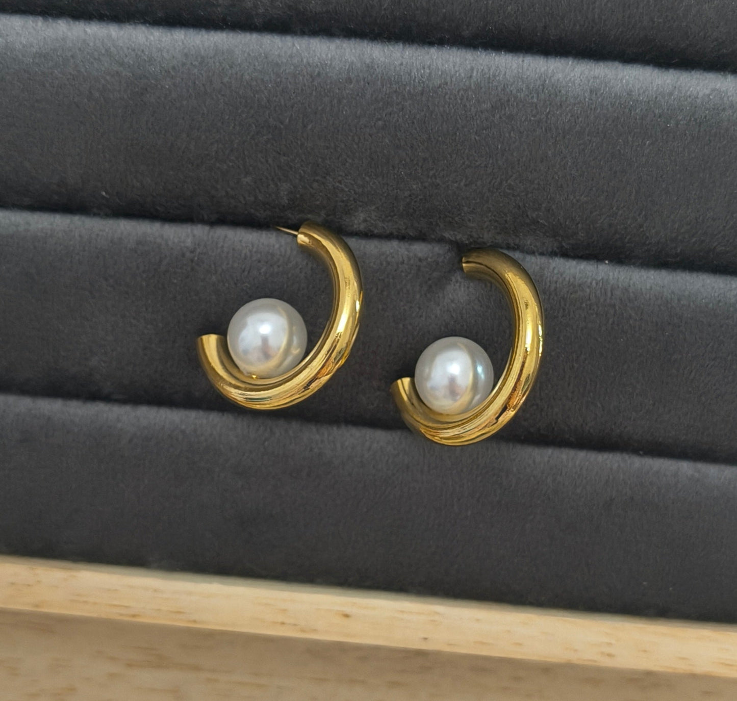 Anti Tarnish Round Shape Shiny Pearl Hoop Earrings 18K Gold Plated