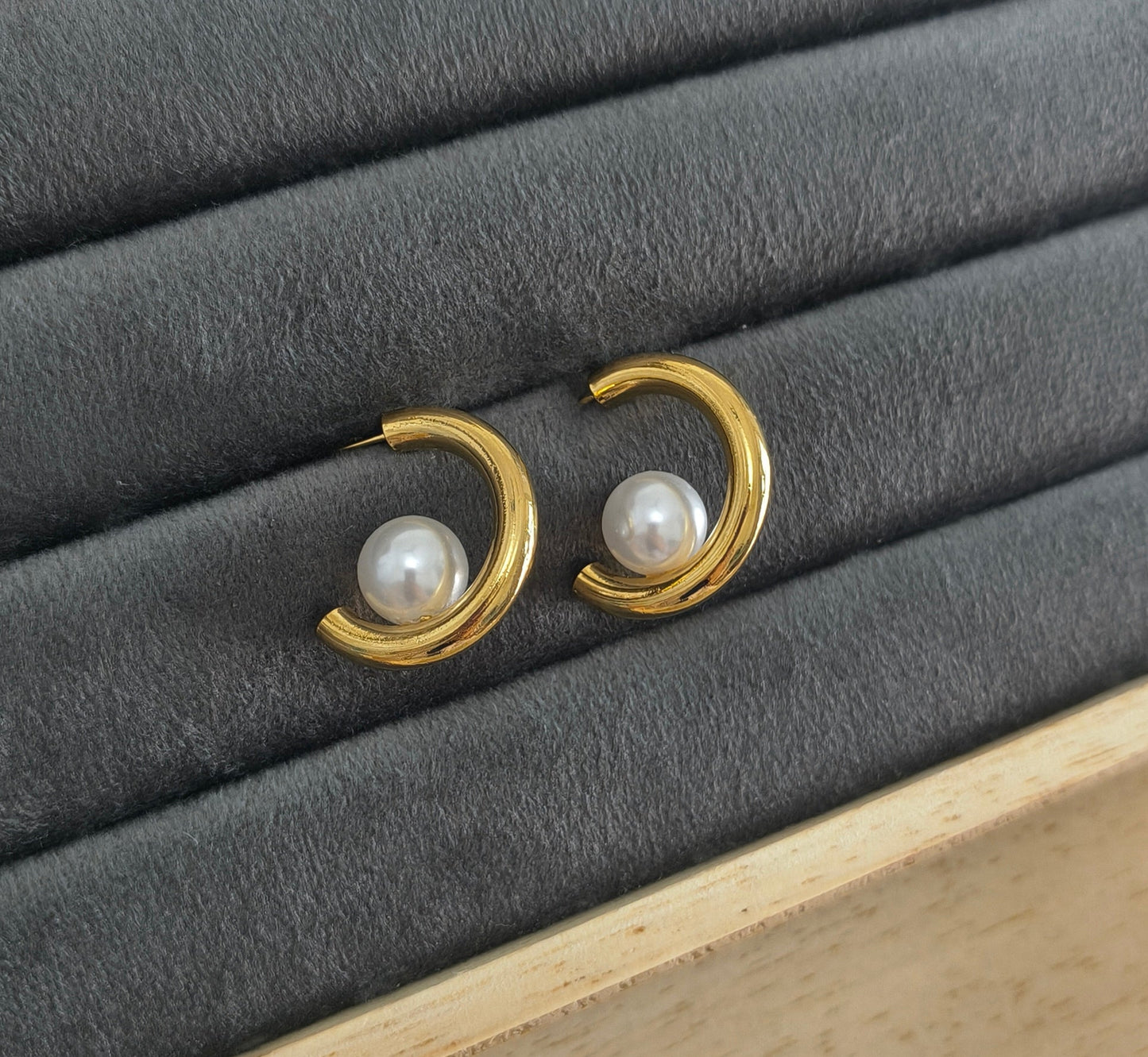 Anti Tarnish Round Shape Shiny Pearl Hoop Earrings 18K Gold Plated