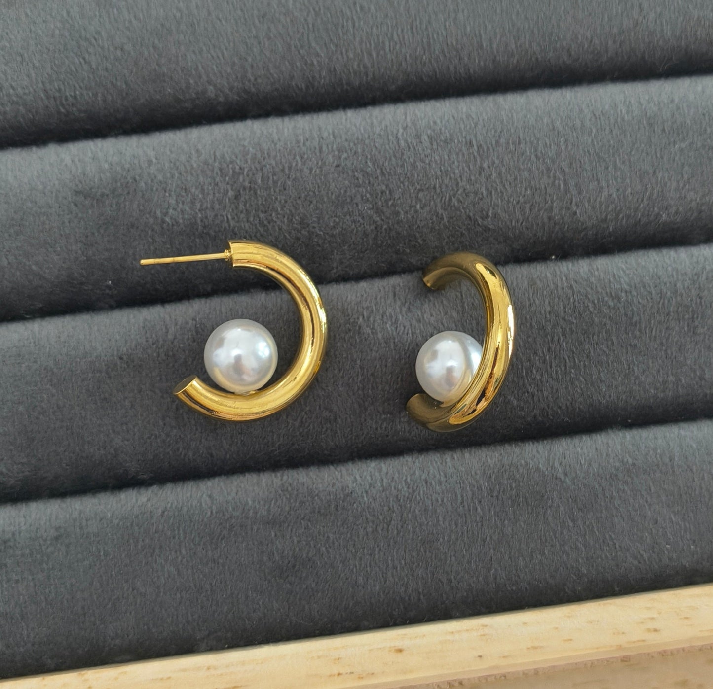Anti Tarnish Round Shape Shiny Pearl Hoop Earrings 18K Gold Plated