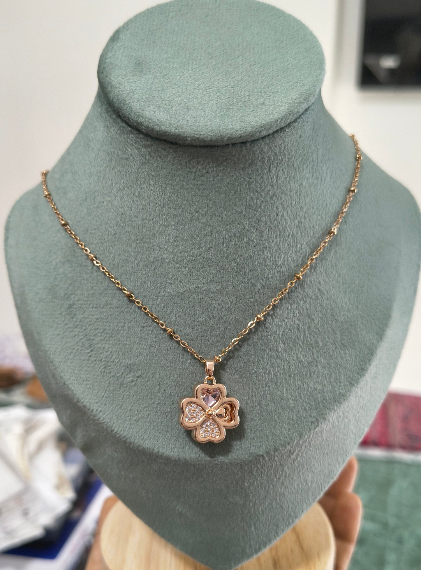 Anti Tarnish Seven Stone Changeable Flower Pendant Necklace