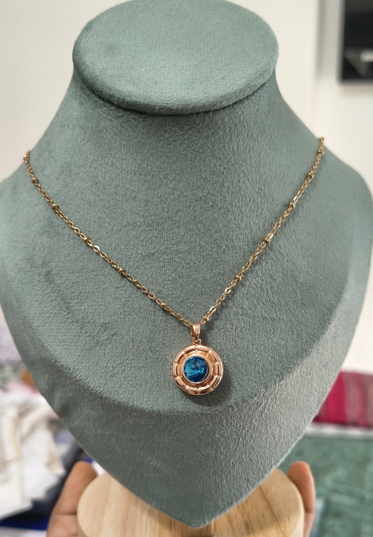 Anti Tarnish Seven Stone Changeable Round Pendant Necklace