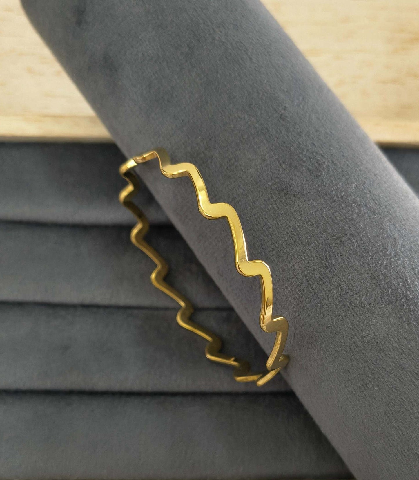 Anti Tarnish Wavy Stone Bangle Bracelet 18K Gold Plated