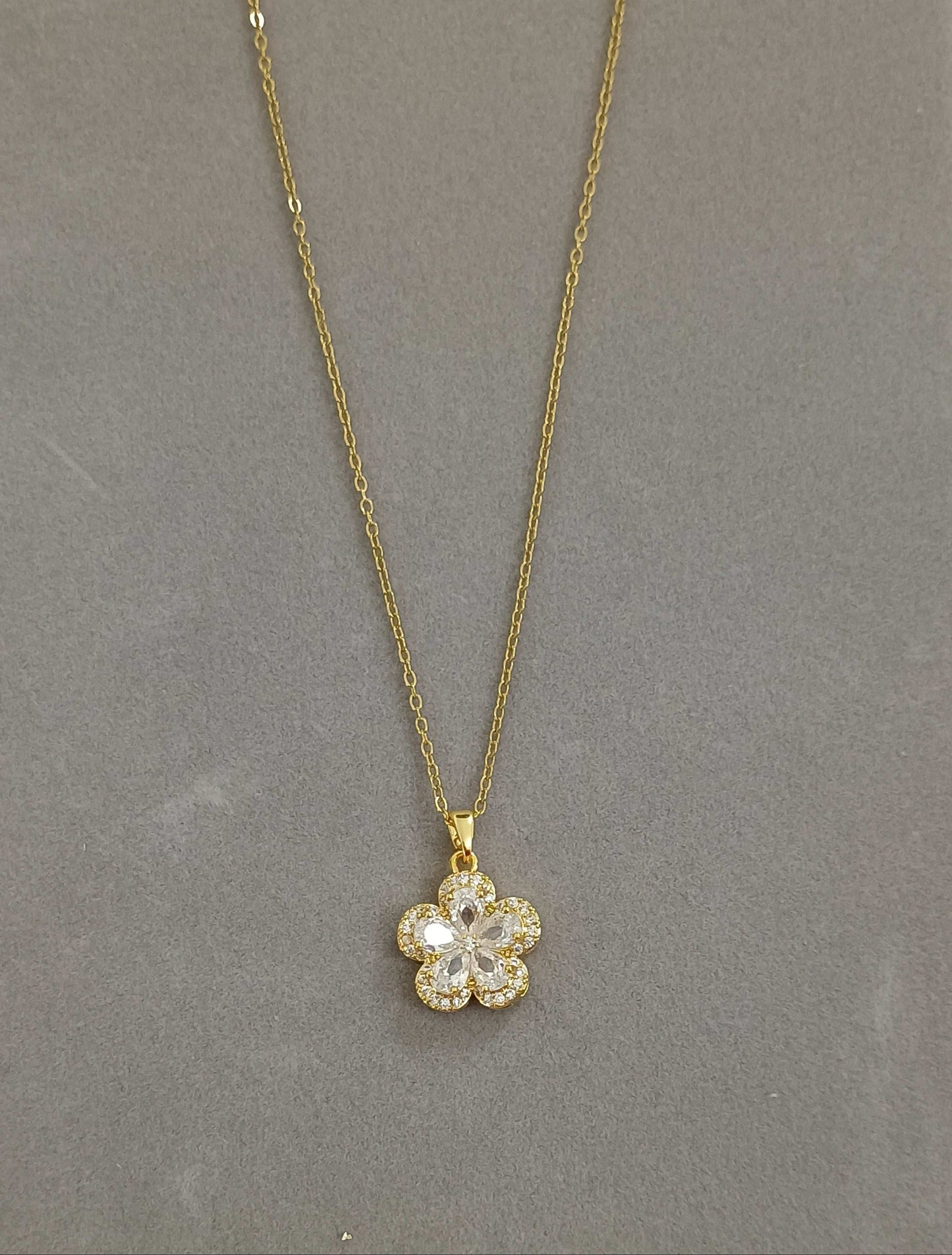 Anti Tarnish Zircon Flower Gold Necklace 18K Gold Plated