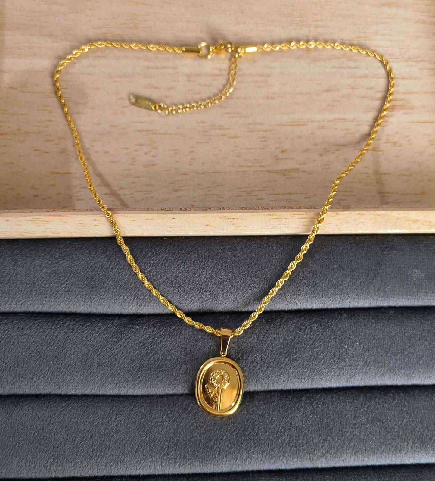 Anti tarnish Solid Pendant Necklace 18K Gold Plated