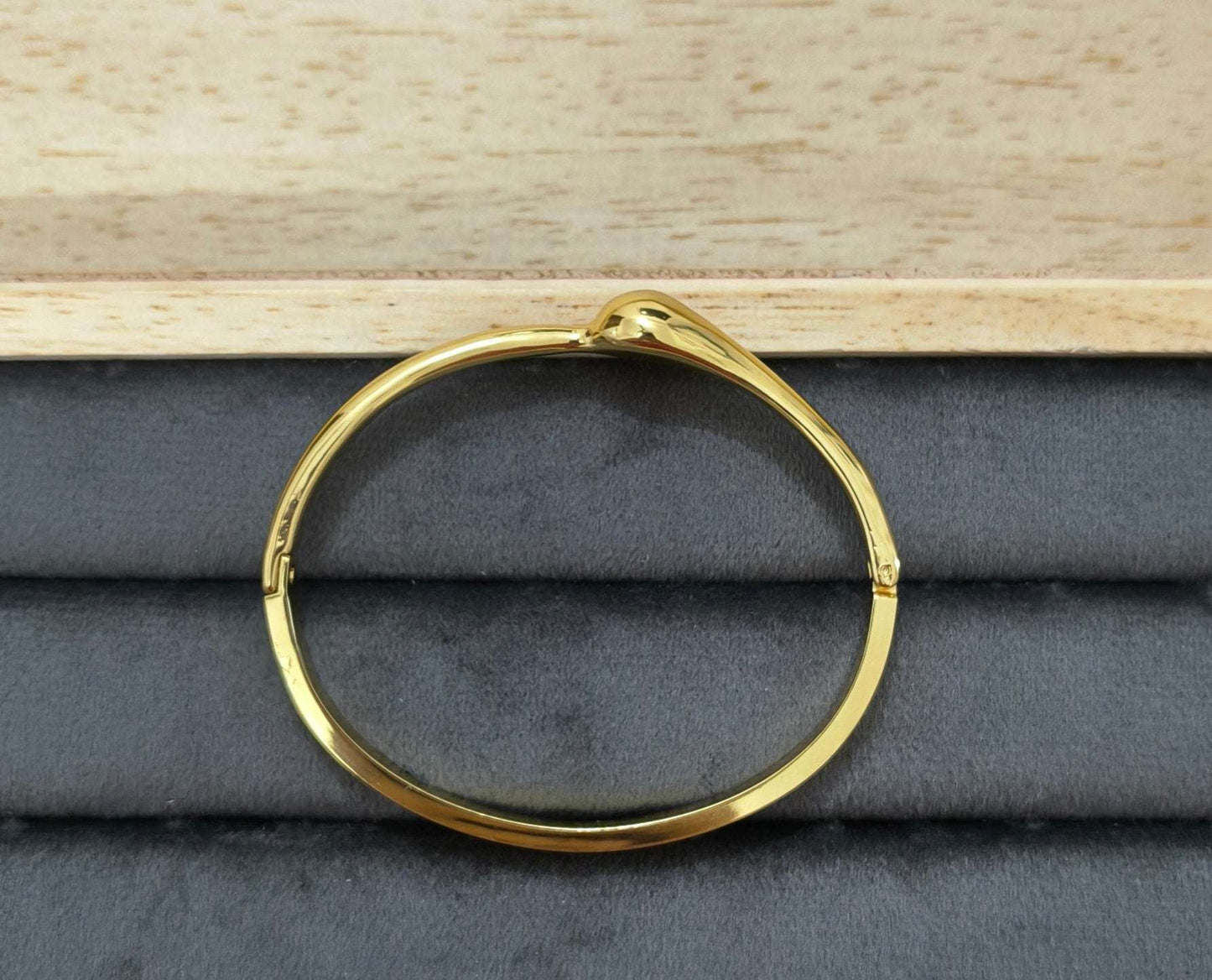 Antitarnish Fashionable Solid Bracelet 18K Gold Plated