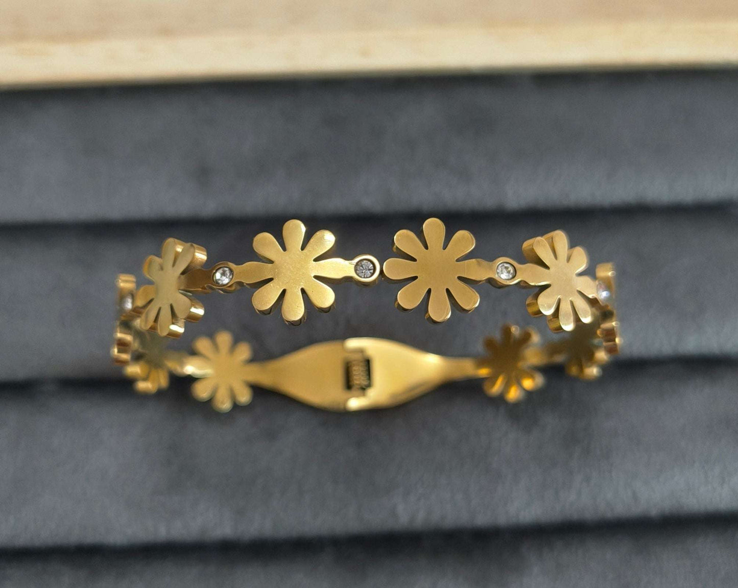 Antitarnish Floral Stone Studded Bracelet 18K Gold Plated