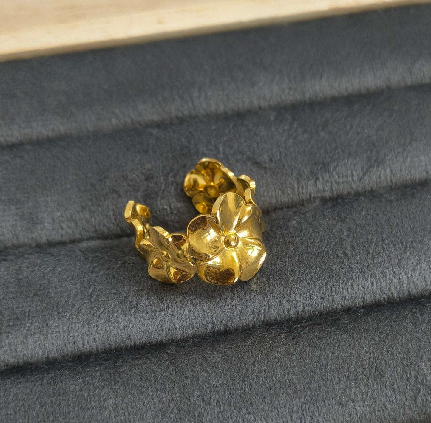 Antitarnish Golden Classic Floral Ring 18K Gold Plated