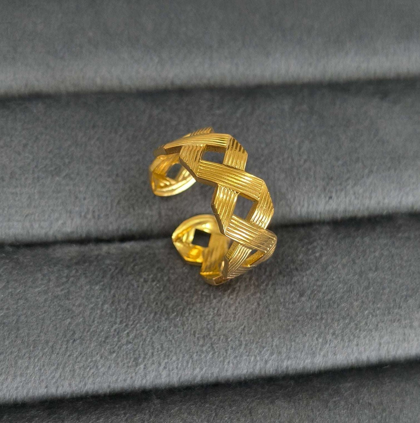 Antitarnish Golden Intertwined Ring 18K Gold Plated