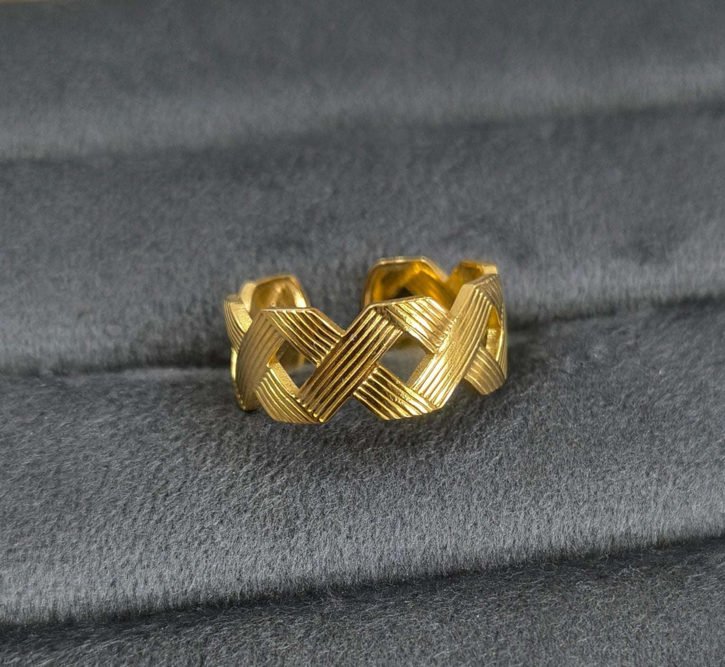 Antitarnish Golden Intertwined Ring 18K Gold Plated