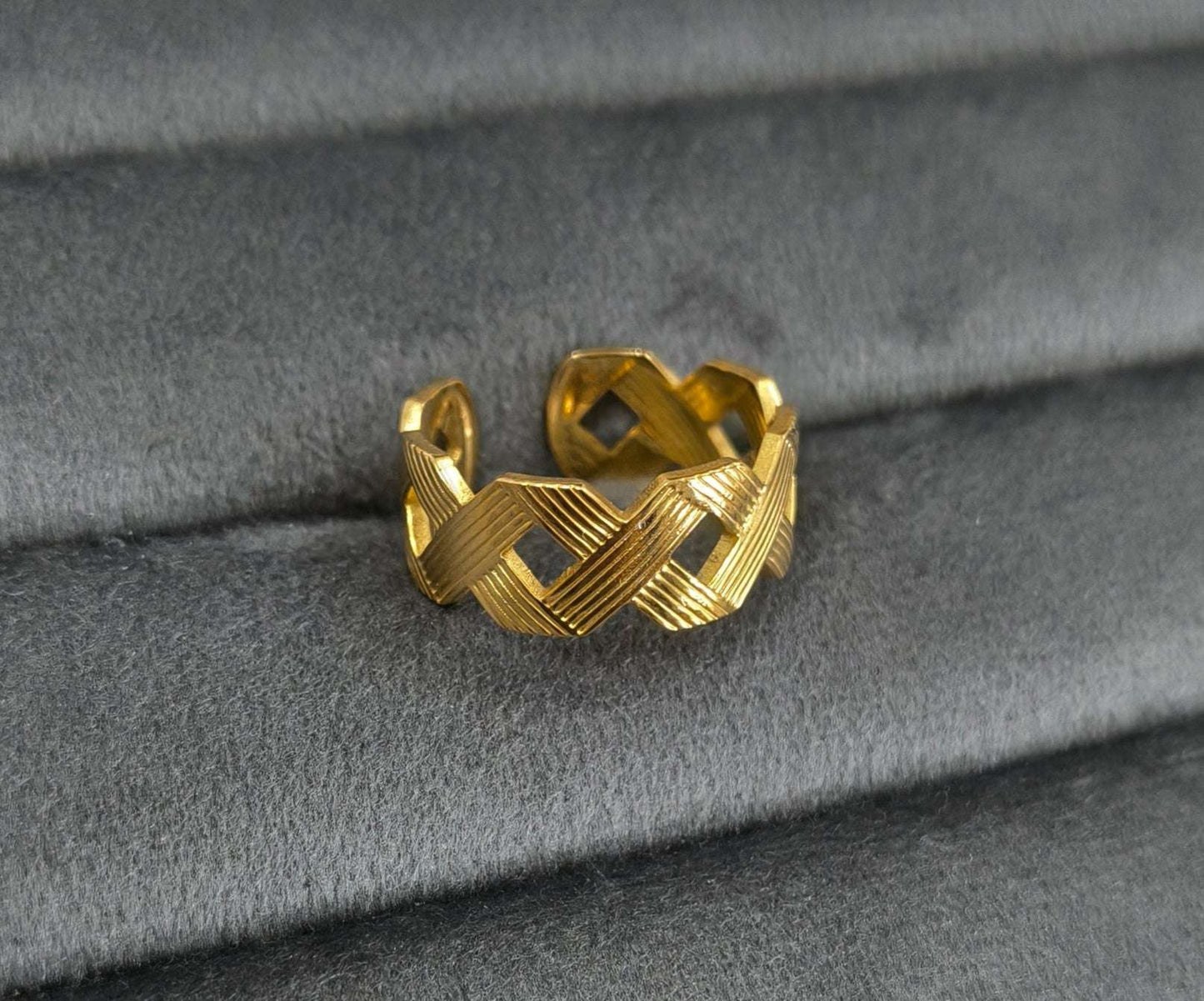Antitarnish Golden Intertwined Ring 18K Gold Plated