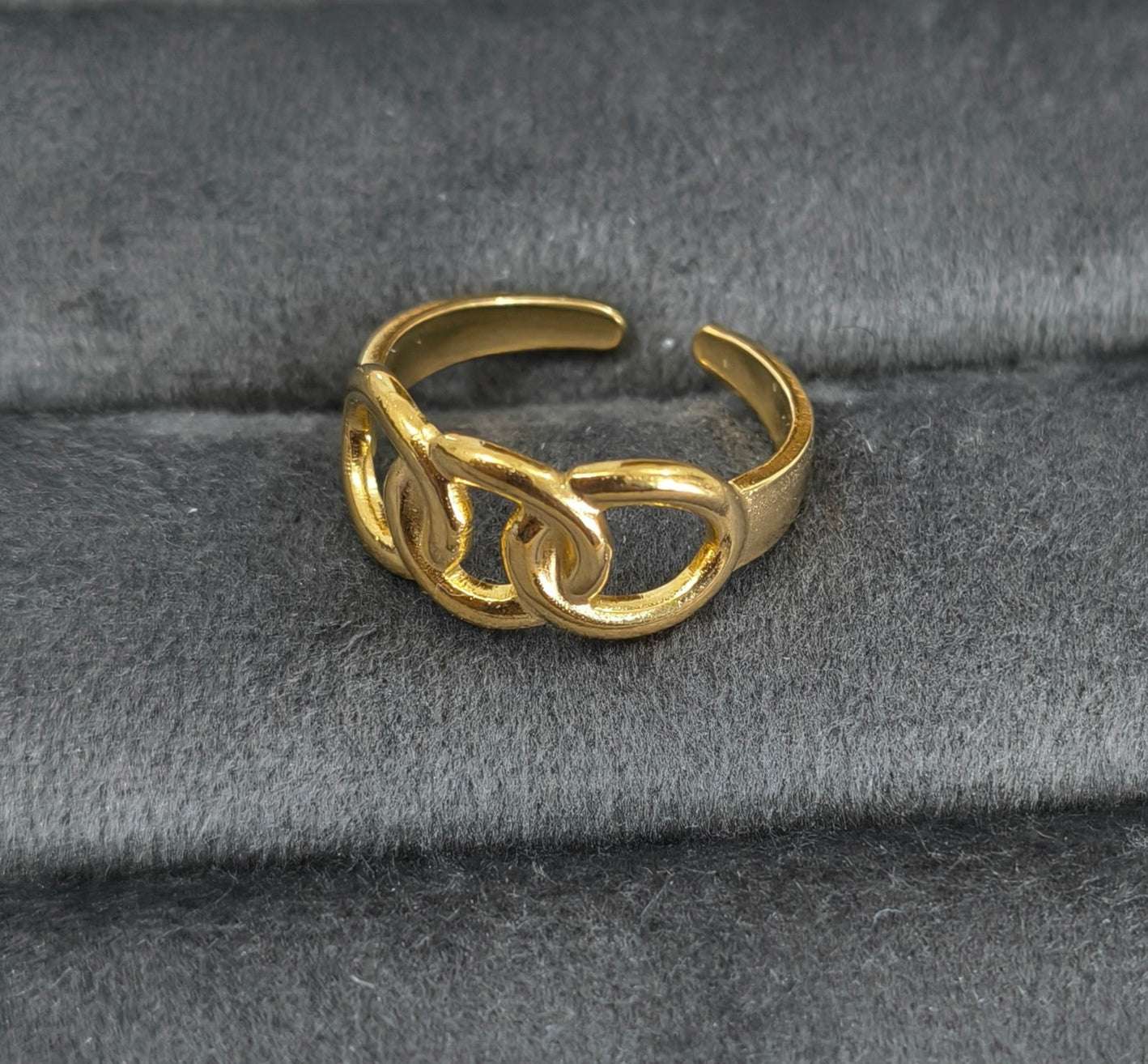 Antitarnish Golden Linked Circles Ring 18K Gold Plated