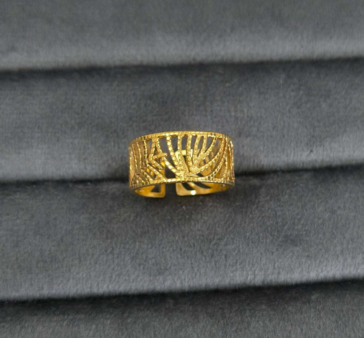 Antitarnish Golden Threaded Leaves Ring 18K Gold Plated