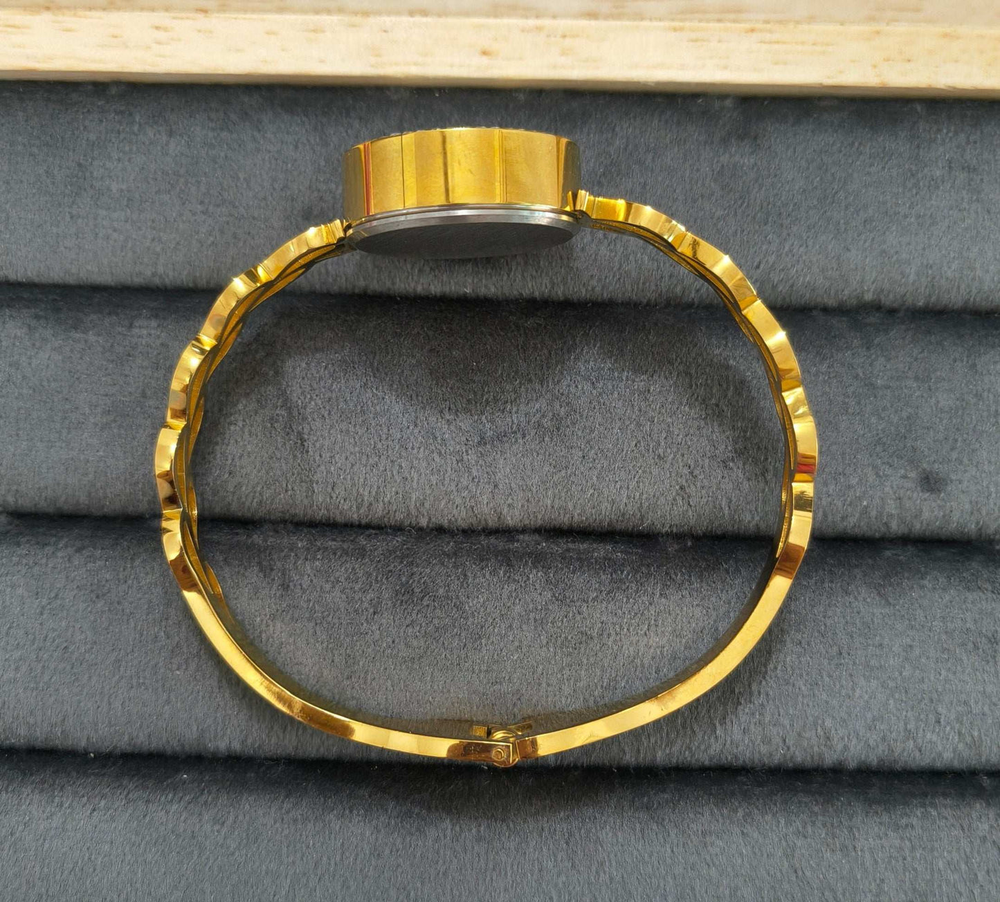 Antitarnish Leaf Style Openable Bracelet Watch 18K Gold Plated