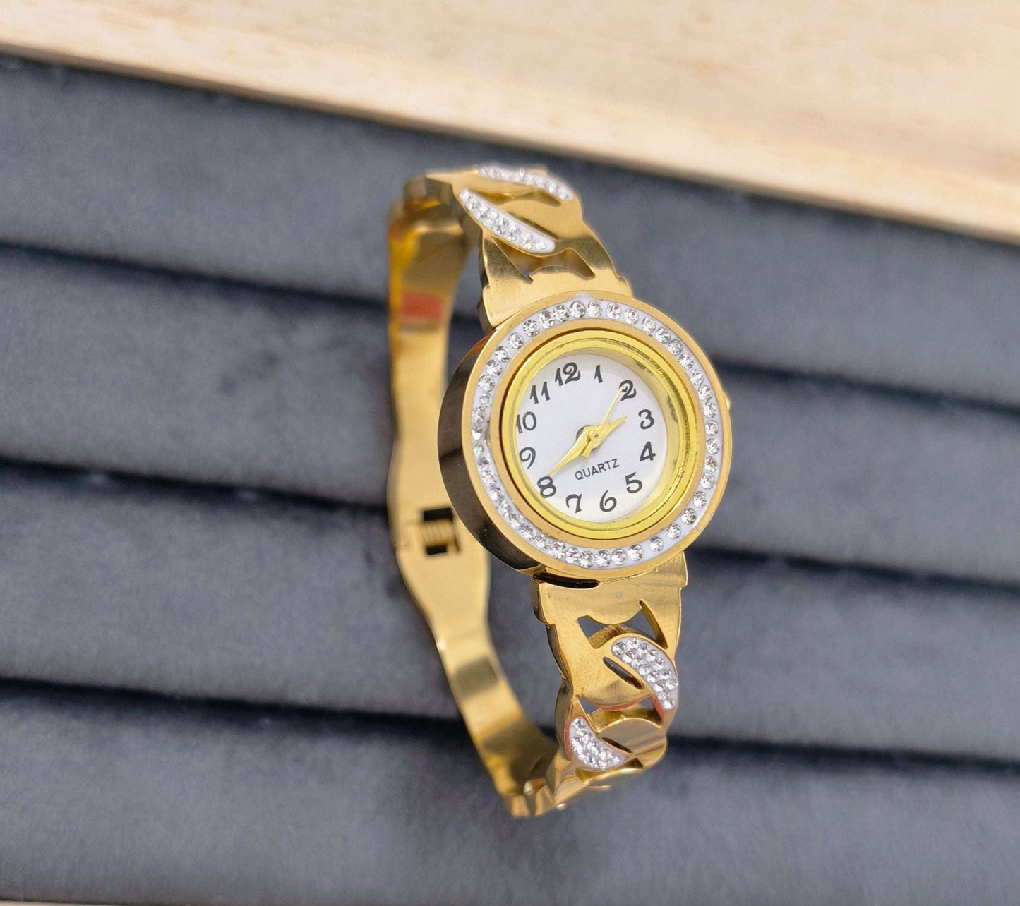 Antitarnish Luxurious Openable Bracelet Watch 18K Gold Plated