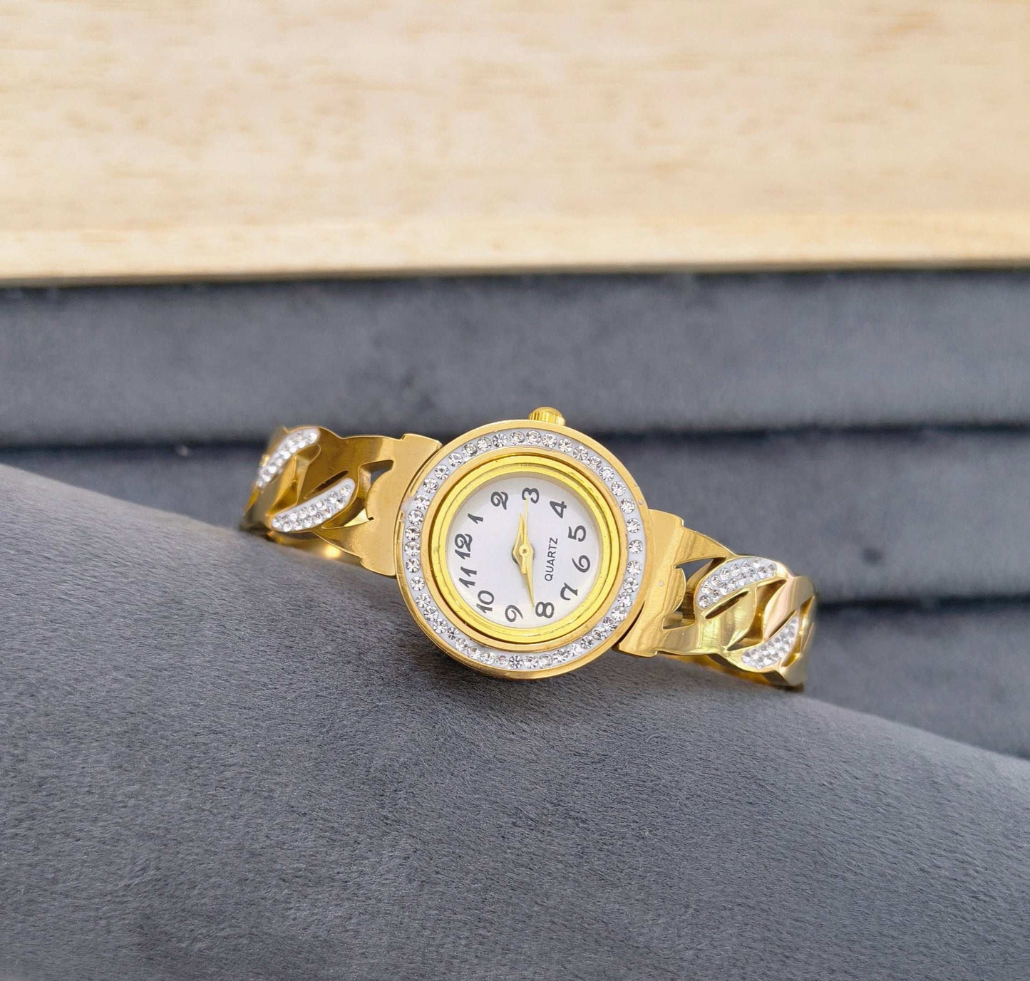Antitarnish Luxurious Openable Bracelet Watch 18K Gold Plated