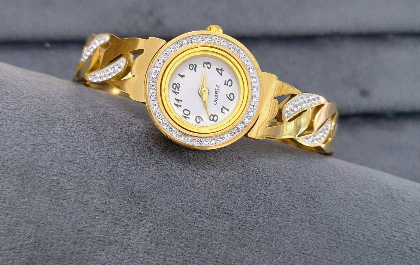 Antitarnish Luxurious Openable Bracelet Watch 18K Gold Plated