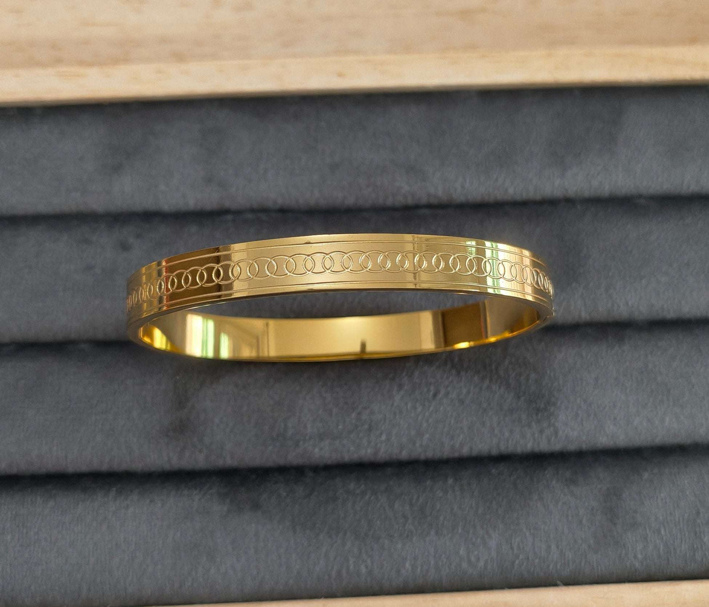 Antitarnish Men's Fashionable Golden Bracelet 18K Gold Plated