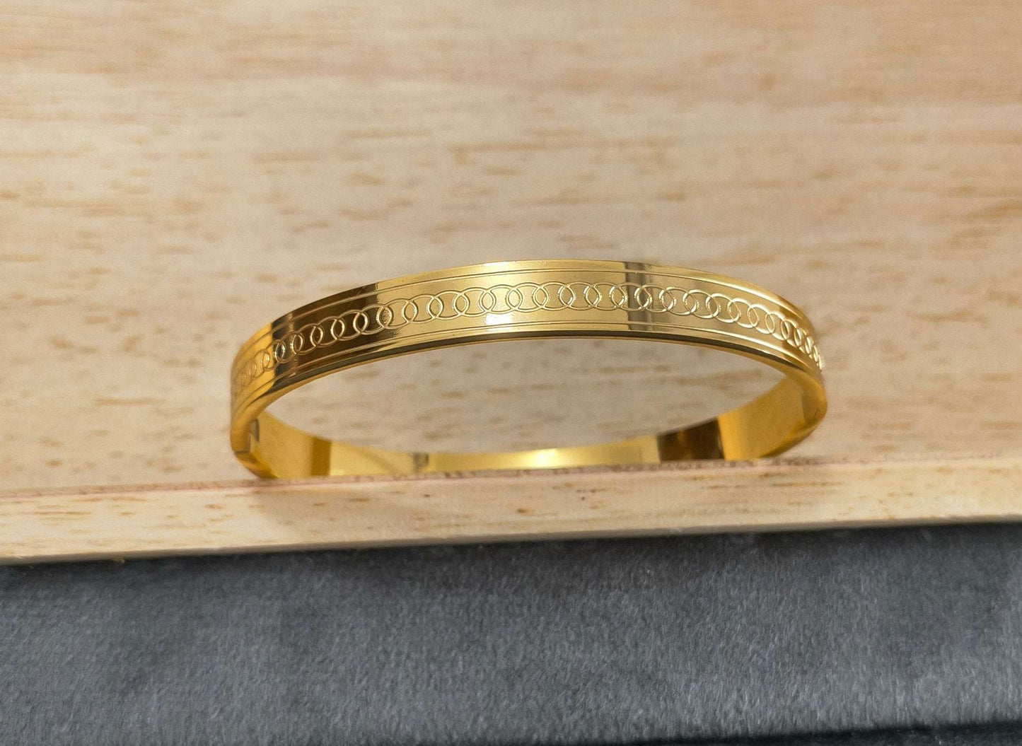 Antitarnish Men's Fashionable Golden Bracelet 18K Gold Plated
