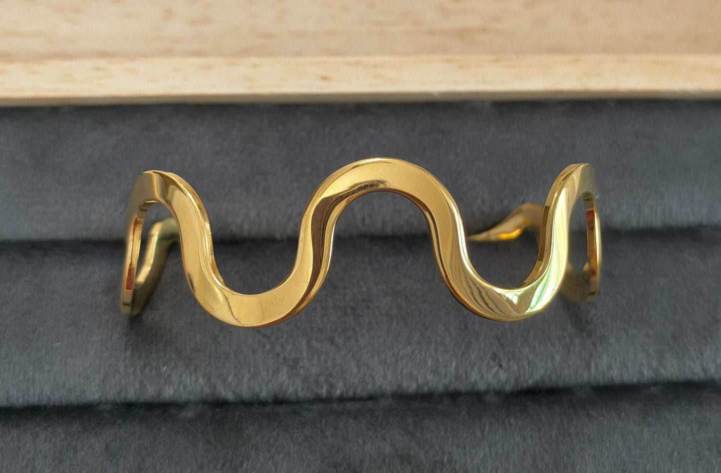 Antitarnish Stylish Wave Bracelet 18K Gold Plated
