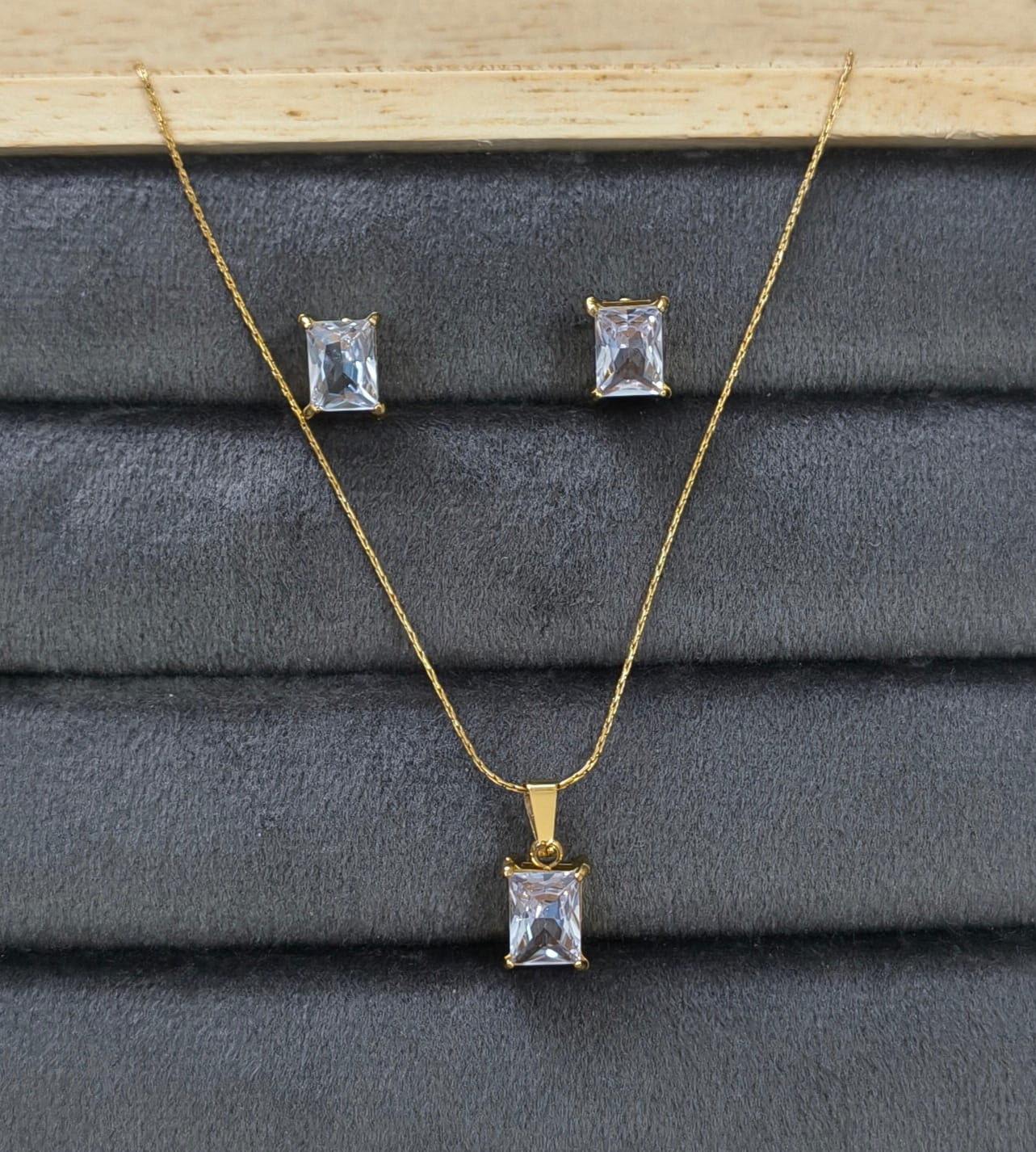 Antitarnish Cubic Zirconia Delicate Pendant Set With Earrings