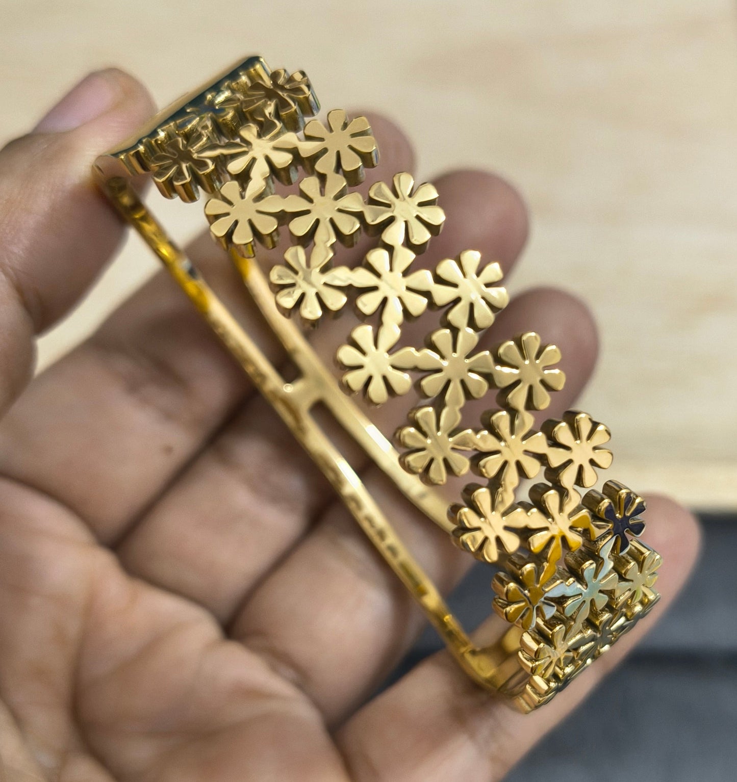 Antitarnish Daisy Floral Bunch Bracelet 18K Gold Plated