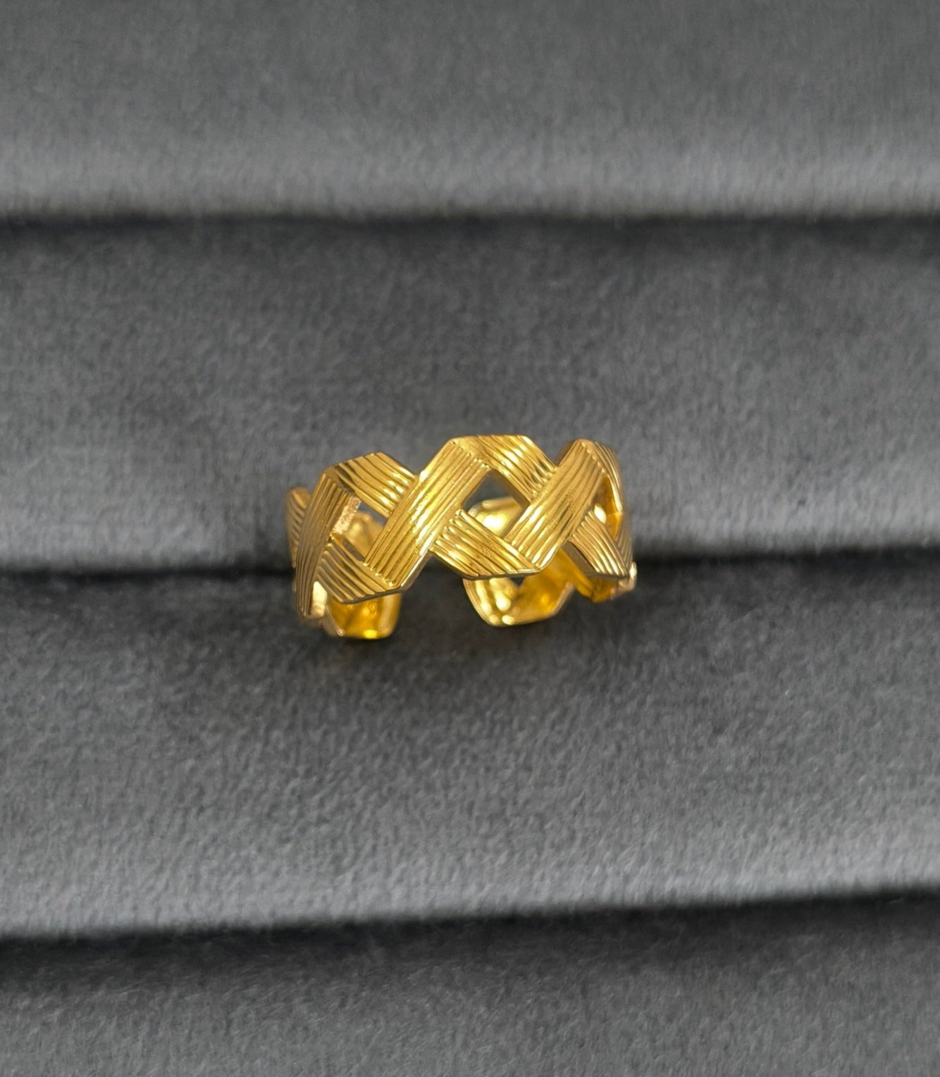 Antitarnish Golden Intertwined Ring 18K Gold Plated