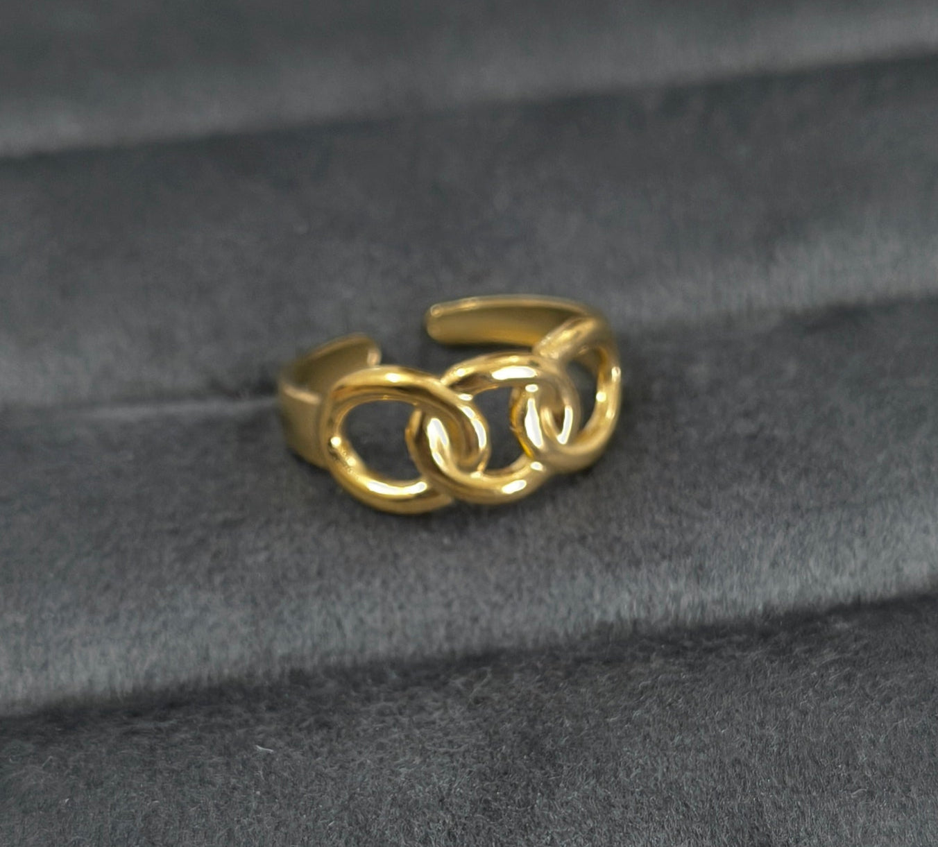 Antitarnish Golden Linked Circles Ring 18K Gold Plated