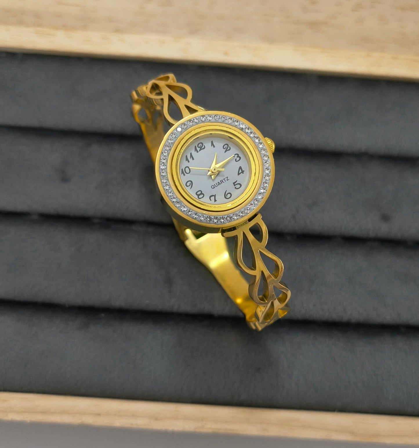 Antitarnish Leaf Style Openable Bracelet Watch 18K Gold Plated