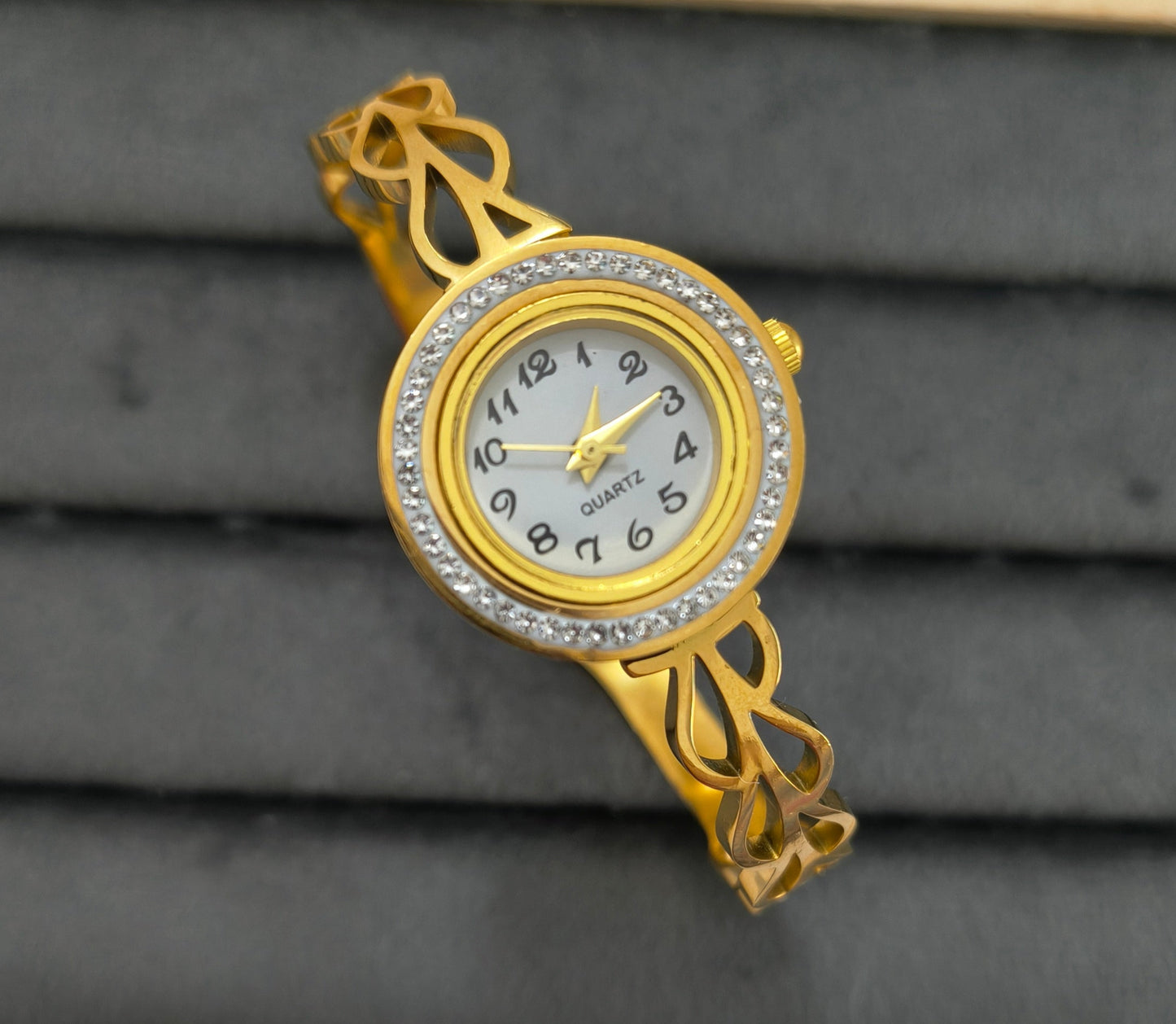 Antitarnish Leaf Style Openable Bracelet Watch 18K Gold Plated