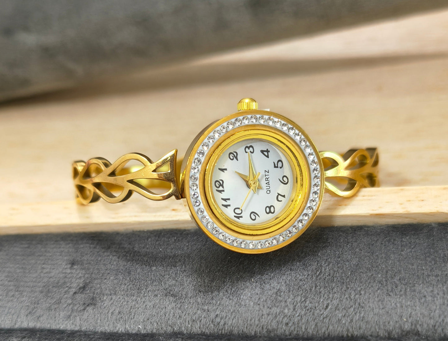 Antitarnish Leaf Style Openable Bracelet Watch 18K Gold Plated