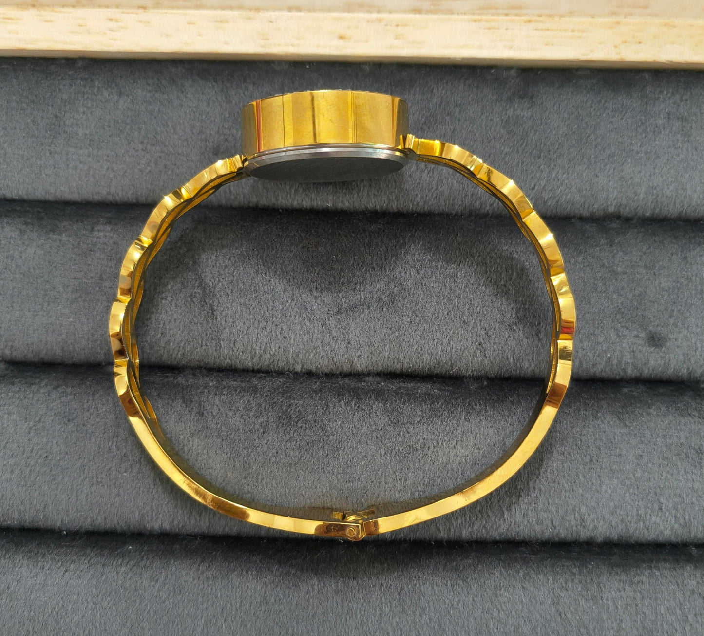 Antitarnish Leaf Style Openable Bracelet Watch 18K Gold Plated