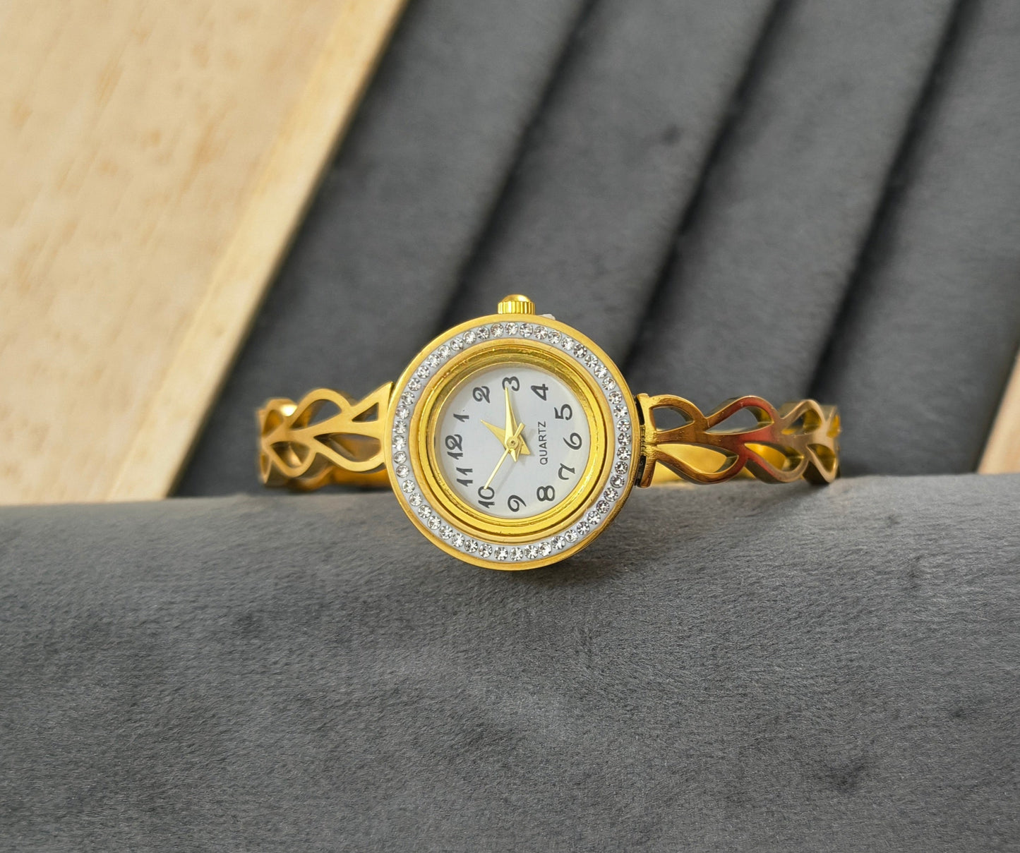 Antitarnish Leaf Style Openable Bracelet Watch 18K Gold Plated