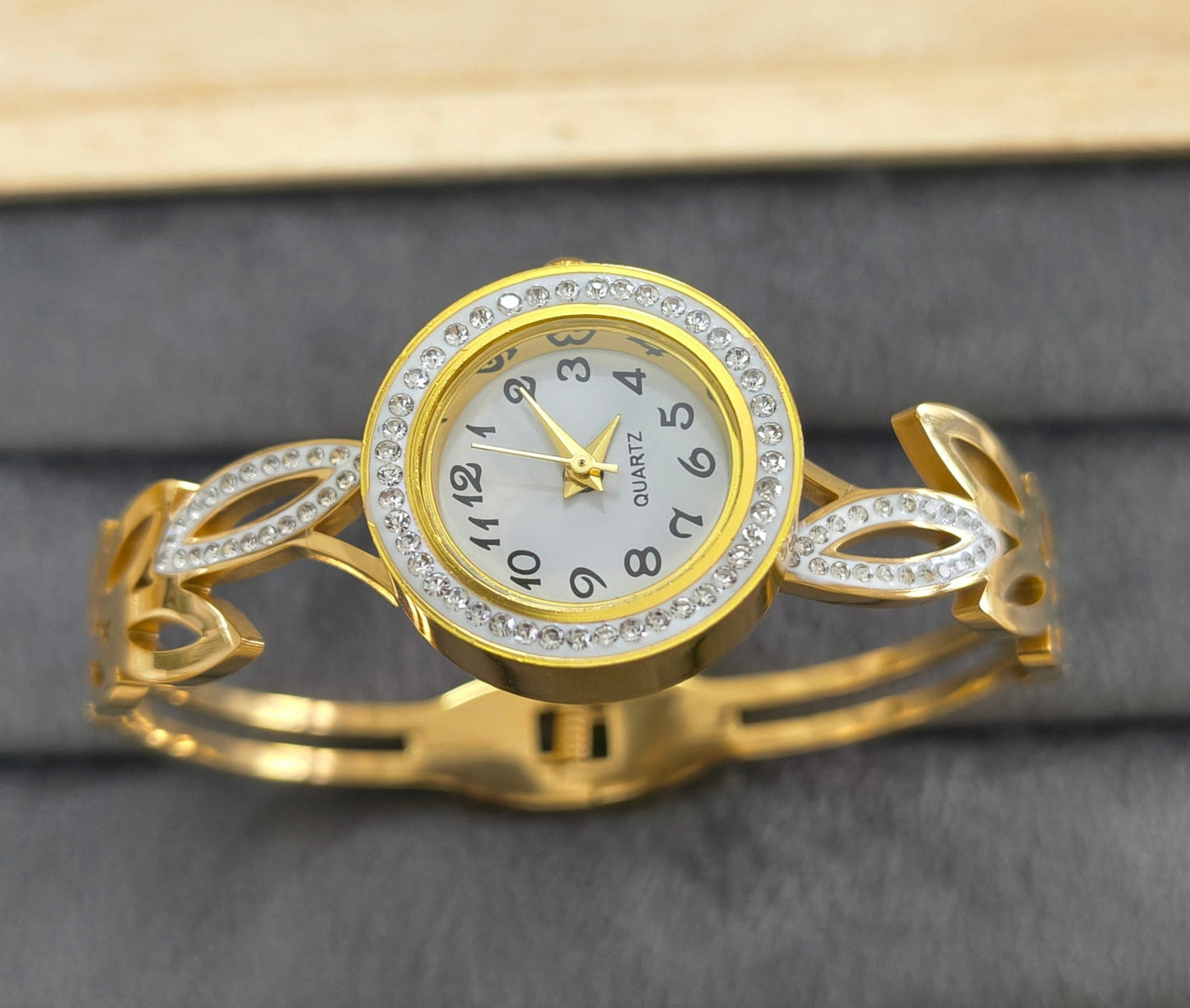 Antitarnish Leafy Design Bracelet Wrist Watch 18K Gold Plated