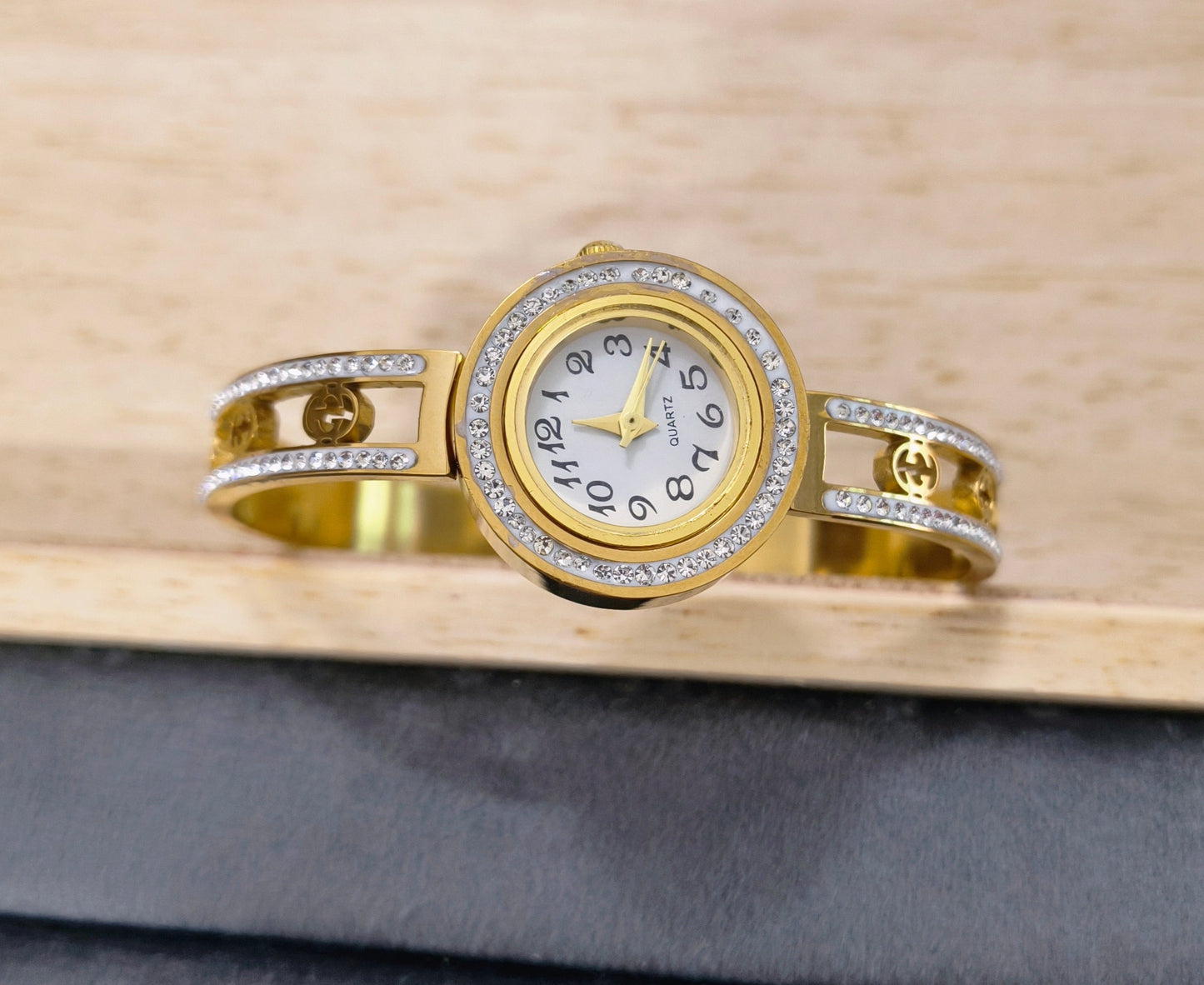 Antitarnish Premium Stylish Openable Bracelet Watch 18K Gold Plated