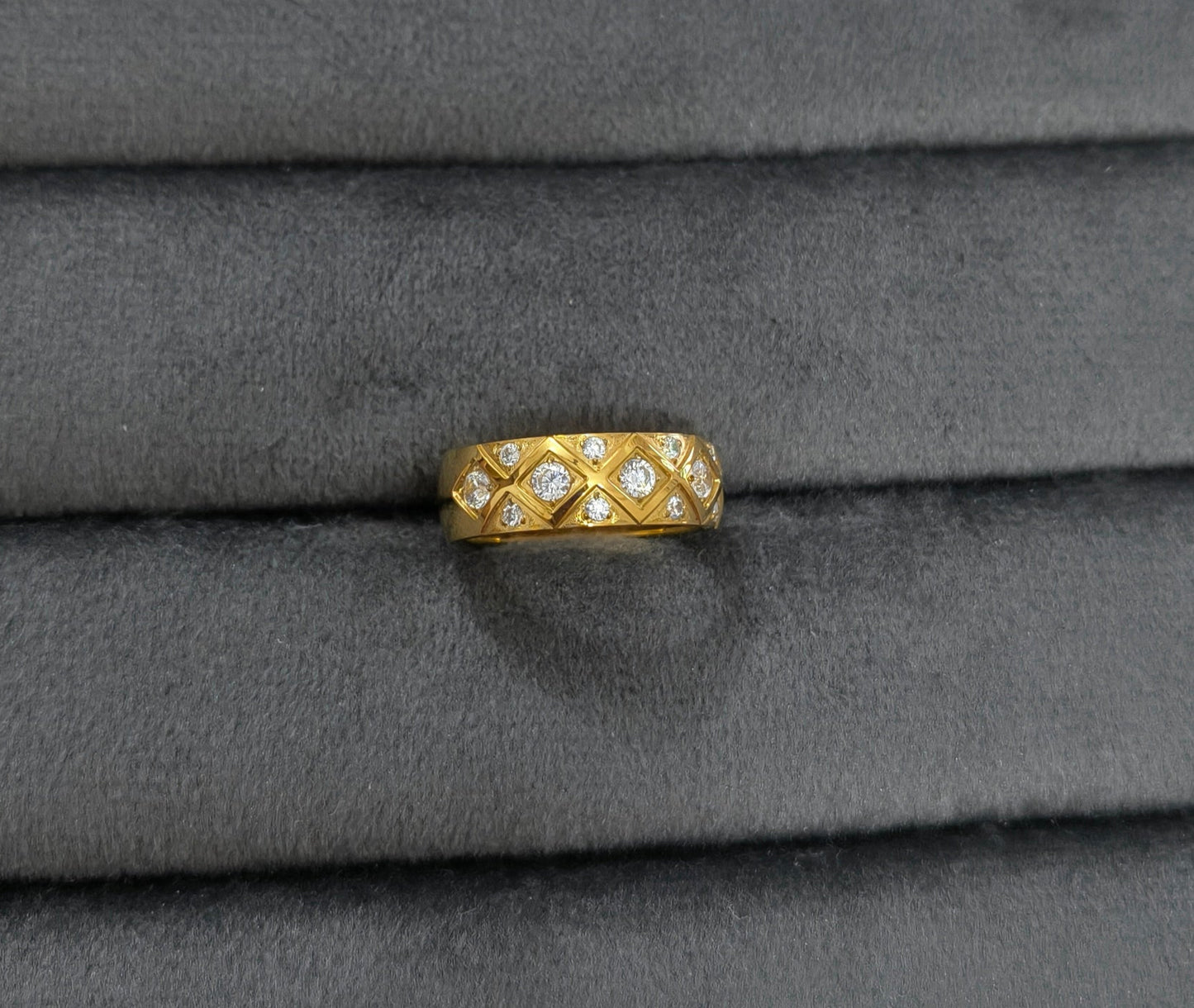 Antitarnish Stone Studded Coco Crush Quilted Unisex Ring