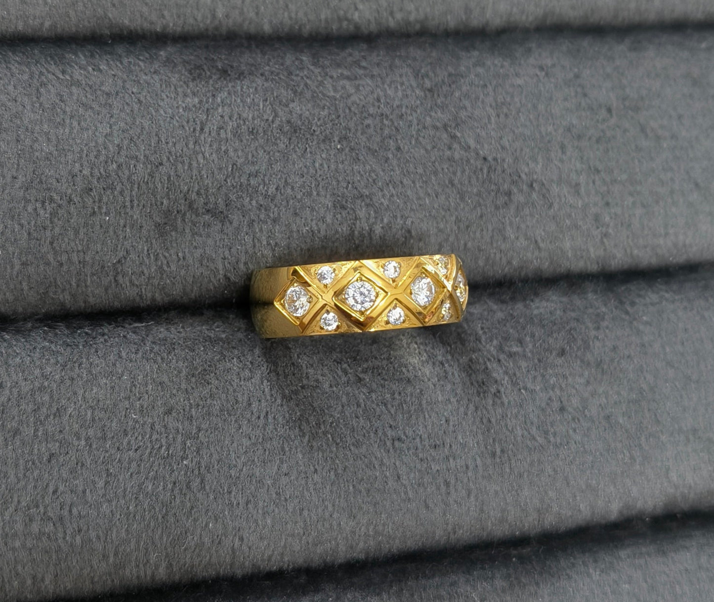 Antitarnish Stone Studded Coco Crush Quilted Unisex Ring