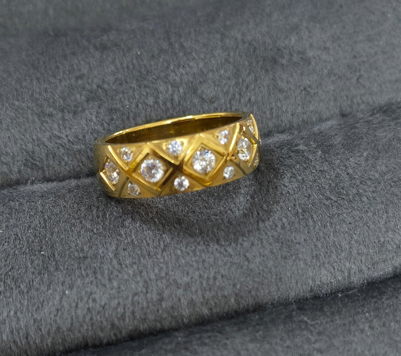 Antitarnish Stone Studded Coco Crush Quilted Unisex Ring