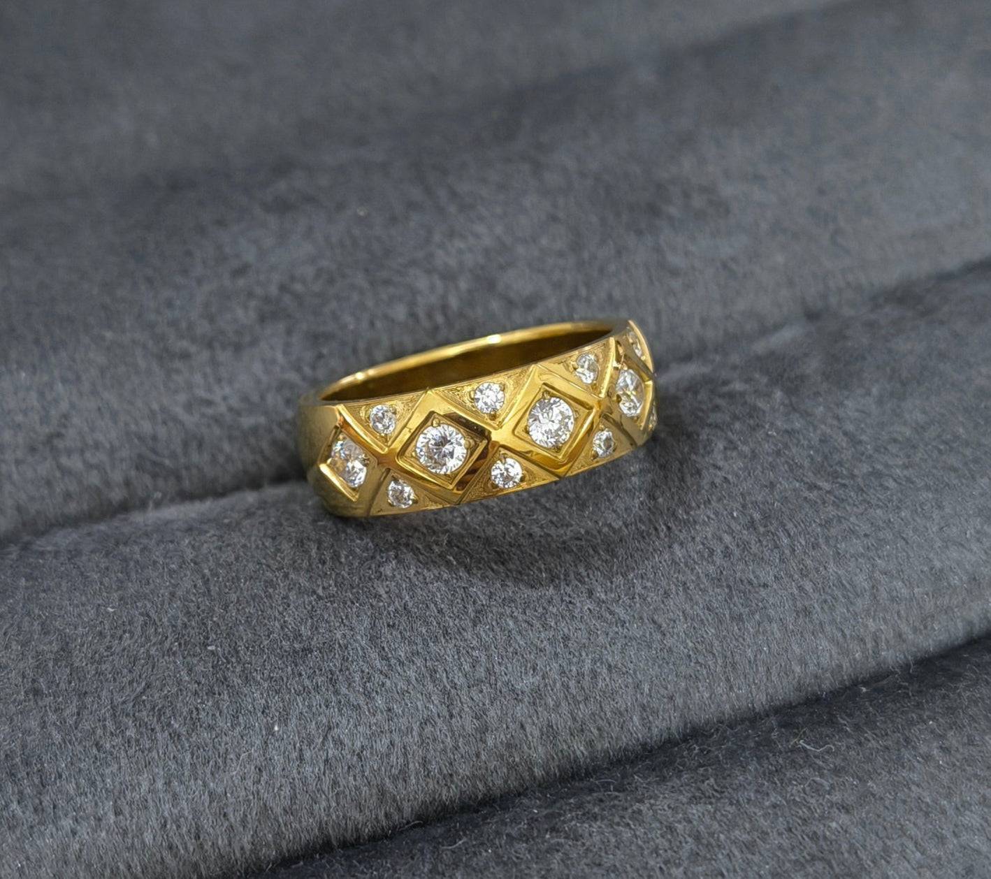 Antitarnish Stone Studded Coco Crush Quilted Unisex Ring