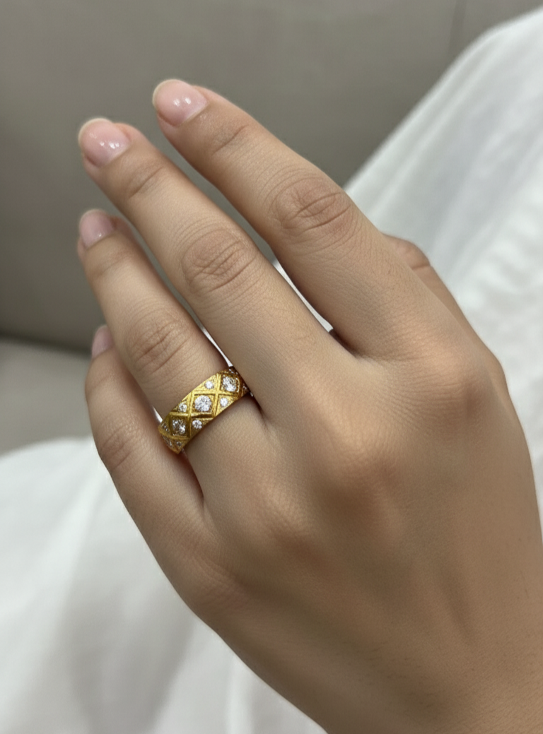 Antitarnish Stone Studded Coco Crush Quilted Unisex Ring