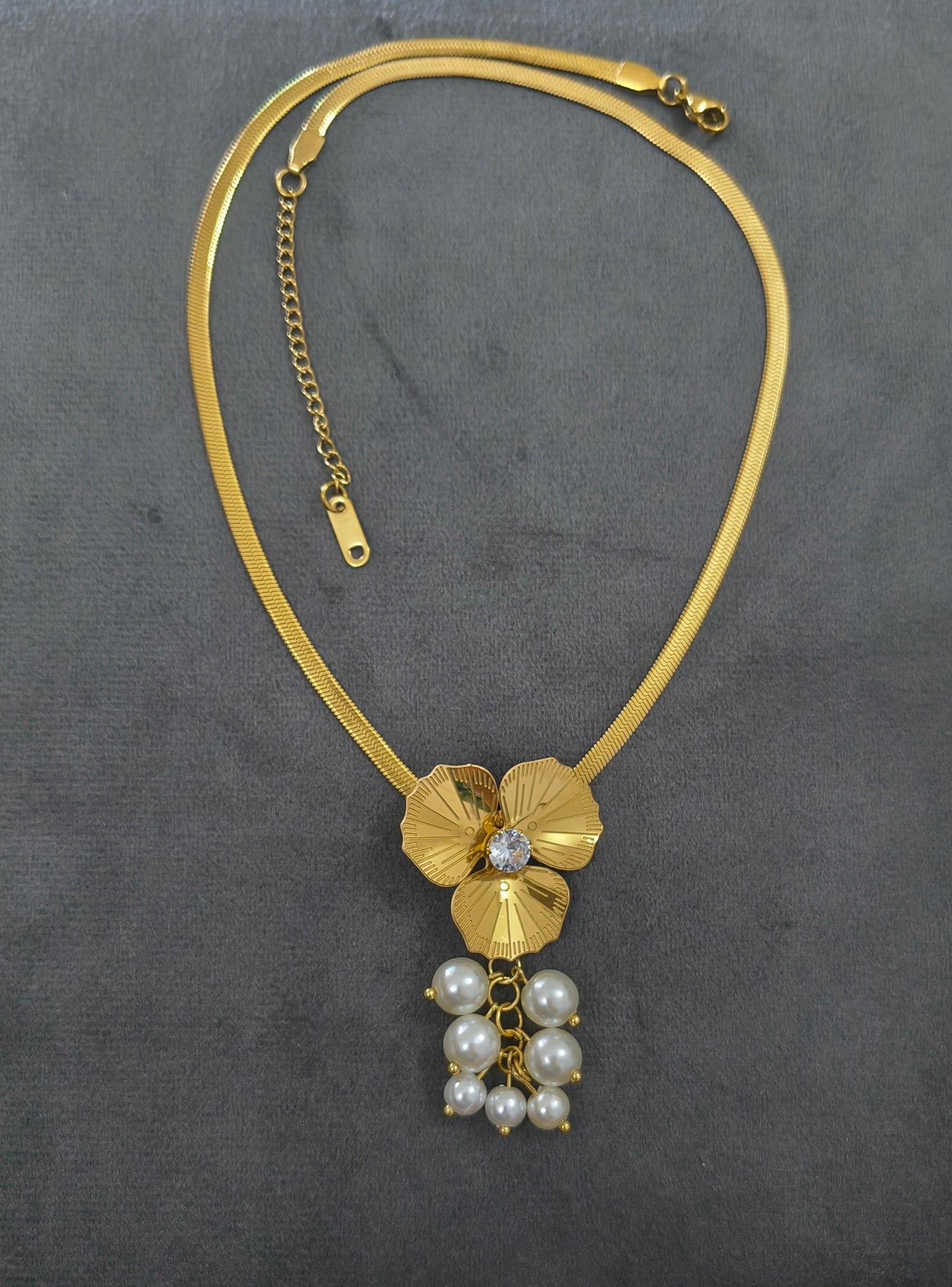 Antitarnish Stylish Pearl Bloom Pendant Snake Chain Necklace
