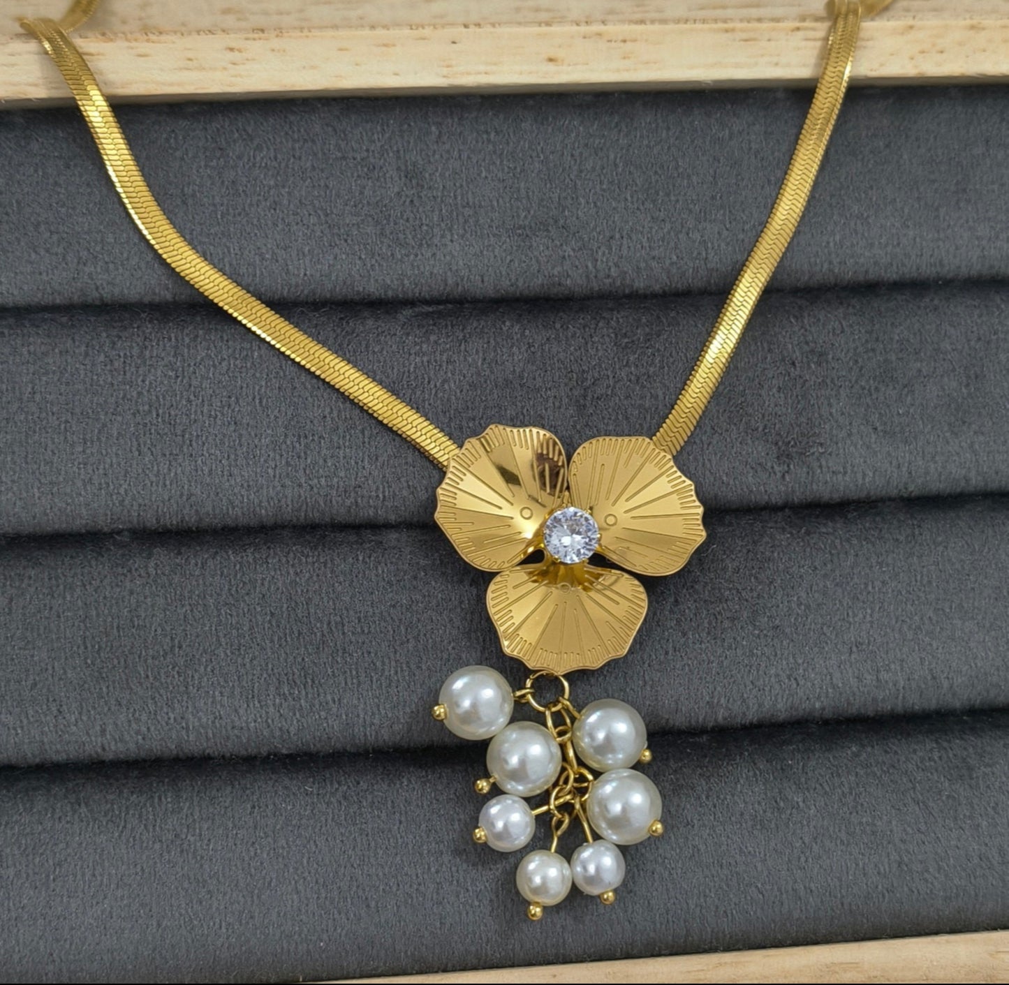 Antitarnish Stylish Pearl Bloom Pendant Snake Chain Necklace